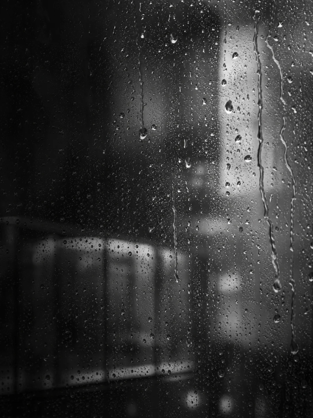 密集雨滴玻璃后的抽象建筑空间